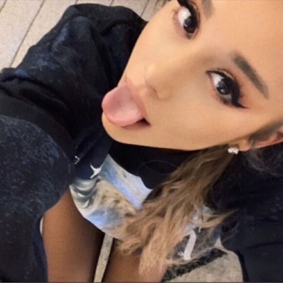 Ariana Grande Splatter Lollapalooza Crewneck black Sweatshirt Sz Small - Picture 2 of 16